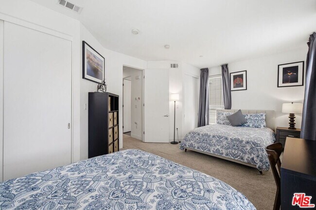 Building Photo - 5911 Saturn St