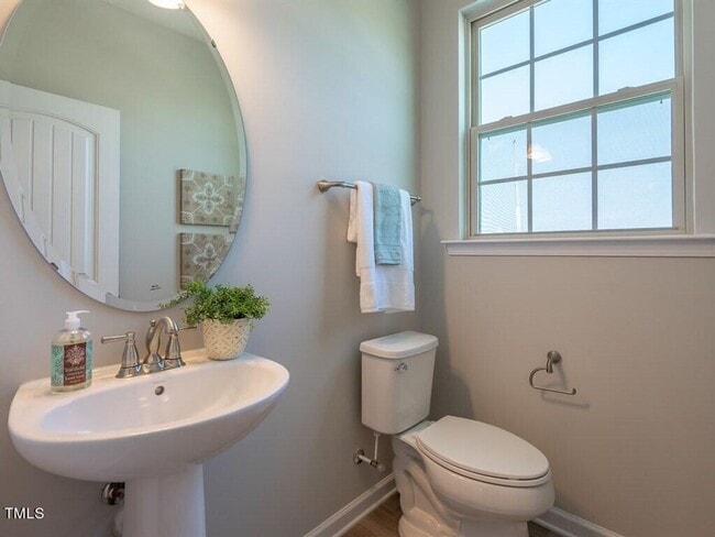 Building Photo - Gorgeous new townhome in the heart of Clay...