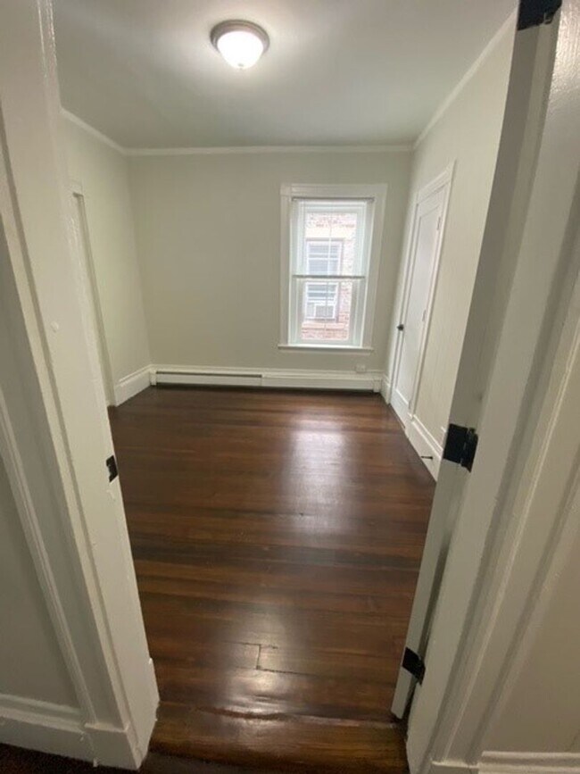 Building Photo - Renovated 4 bedroom unit with easy access!