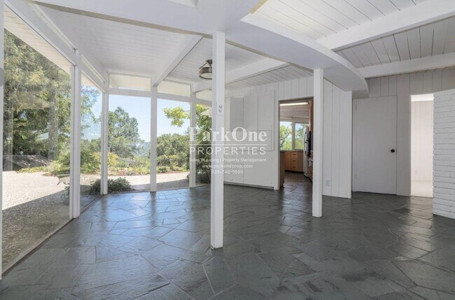 Building Photo - Single-level mid-century home in the heart of Orinda!