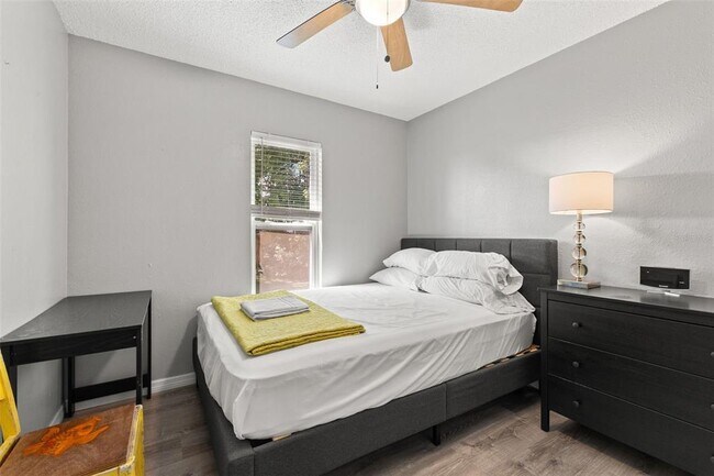 Building Photo - 923 E 12th Ave