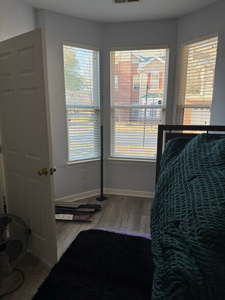 Building Photo - 704 River Rock Way