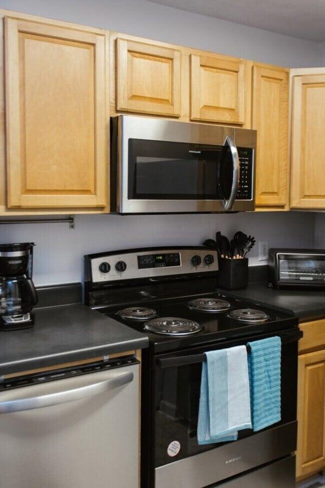 Building Photo - 672 Barber St