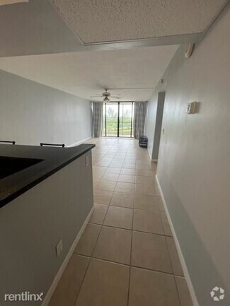 Building Photo - 2 br, 2 bath Condo - 21 Royal Palm Way Uni...