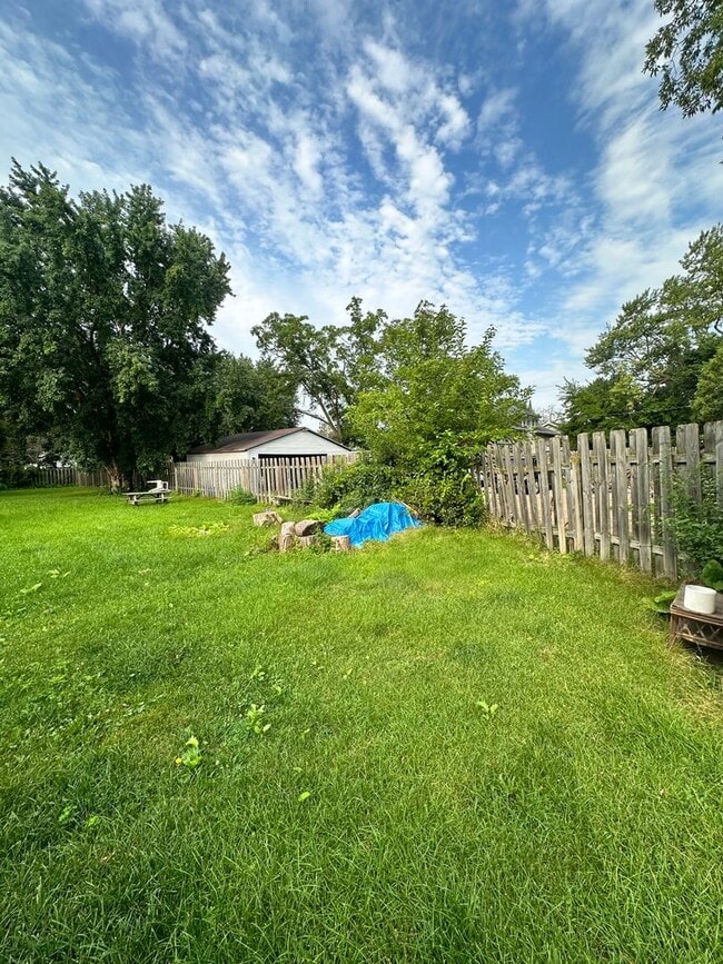 Building Photo - 4 Bed Room 2 Bath Big Yard