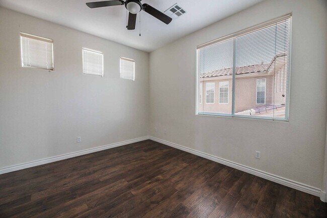 Building Photo - Stunning 3 Bedroom home in Anthem!
