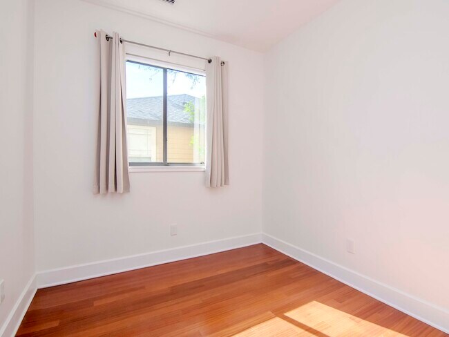 Building Photo - 213 S Moody Ave