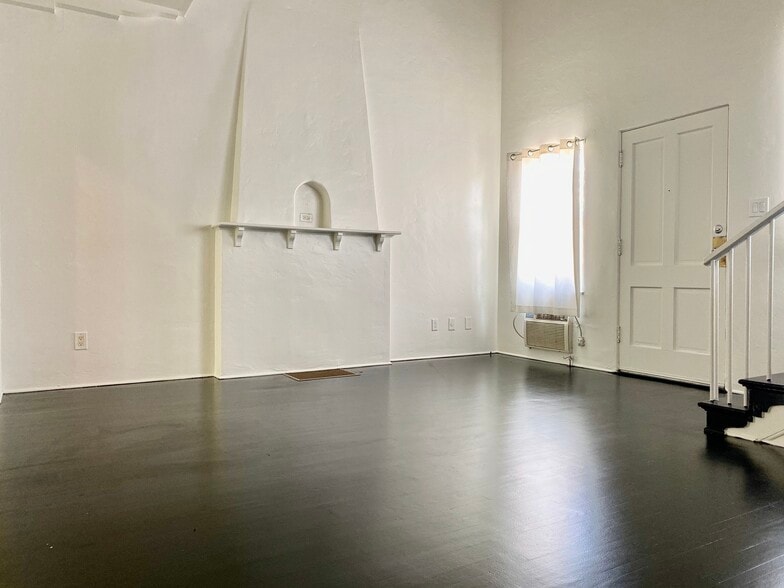 living room - 1044 N Crescent Heights Blvd