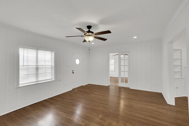 Building Photo - Bluebonnet Circle Charmer