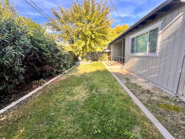 Building Photo - 851 Rolling Green Dr