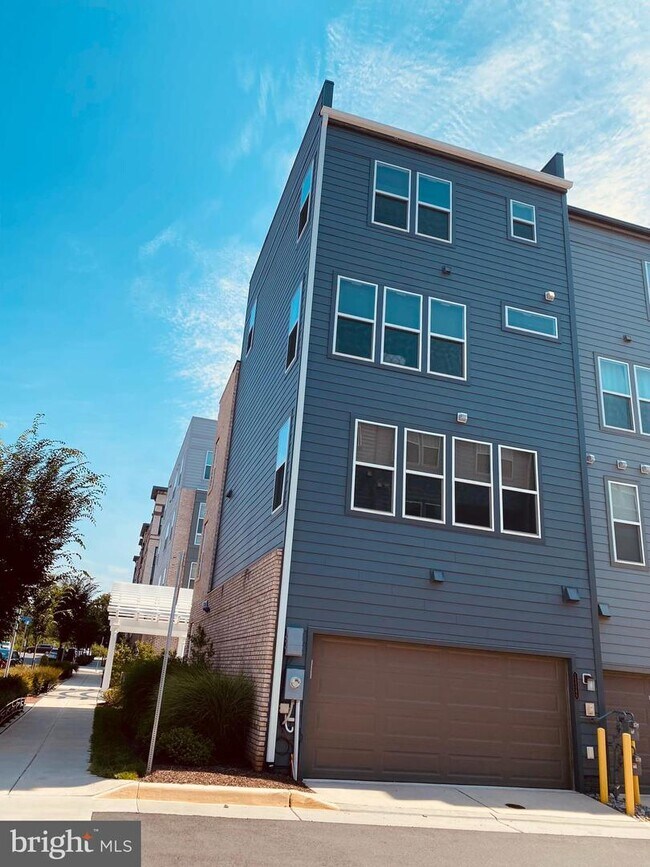 Building Photo - 13348 Sherwood Park Ln