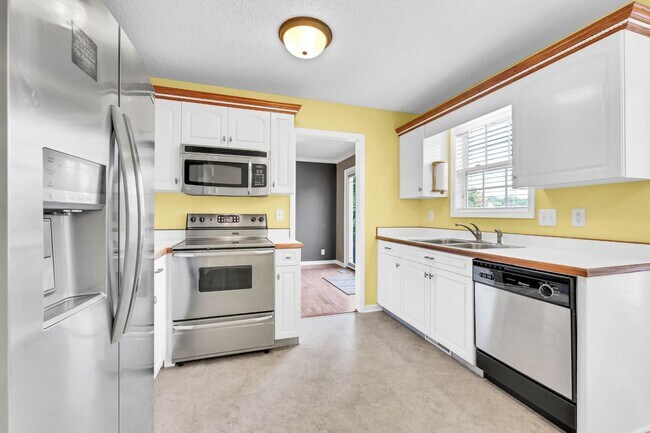 Building Photo - 3 Bedroom Pet Friendly Home For Rent With Extra Large Bonus Room!