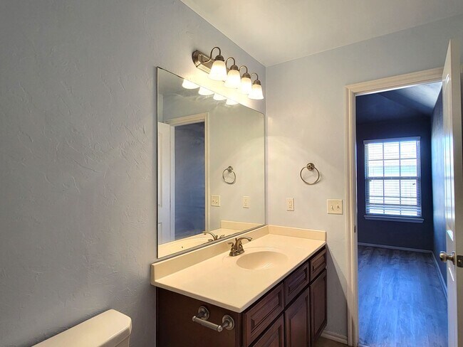 Building Photo - Introducing a charming 3-bedroom, 2-bathroom house located in the desirable area of Edmond, OK.