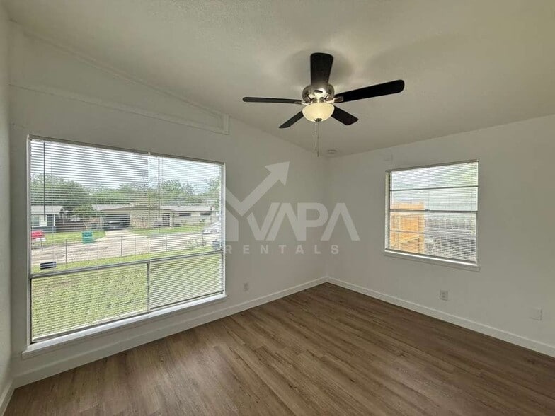 Building Photo - 518 Jamaica Dr