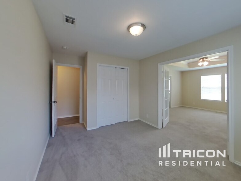 Building Photo - 1027 Creek Knoll