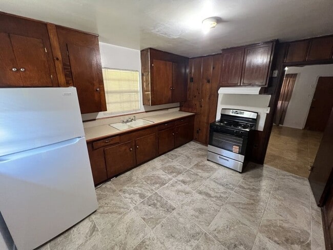 Building Photo - Charming 2 Bedroom Duplex on Sunshine Rd