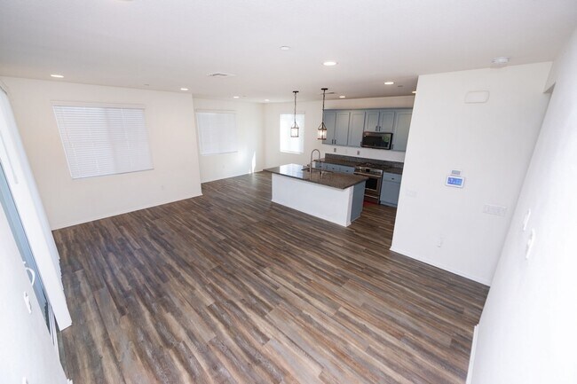 Building Photo - Amazing 3 Bedroom Condo available now! Totally loaded unit, schedule a tour today!