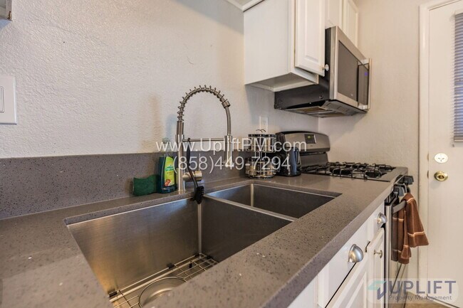 Building Photo - 4827 Castle Ave