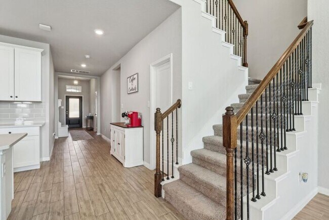 Building Photo - Spacious 1.5 Story Home with a Versatile F...