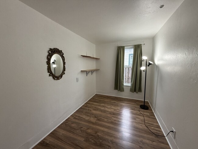 Building Photo - 1321 SE Mill St