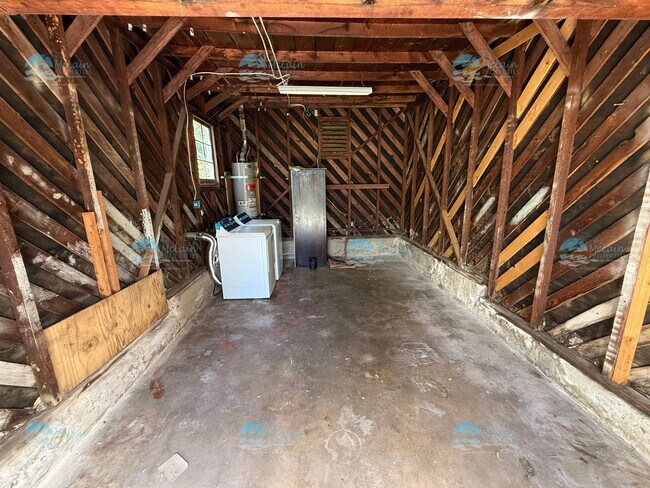 Building Photo - 304 N Rios Ave