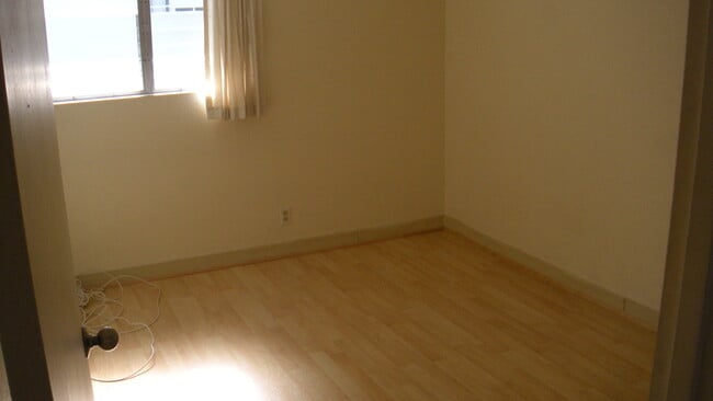 Building Photo - Lovely Windward Acres