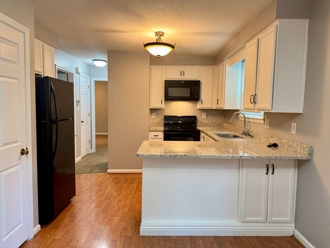 Building Photo - Exit 8! Rossview School. 4 Bed/2 Bath over 1700 Sq.ft!