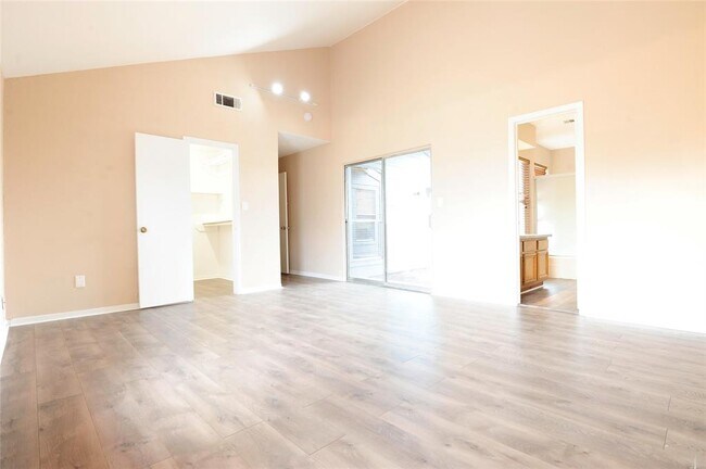 Building Photo - 11030 Petworth Dr