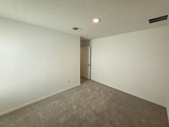 Building Photo - Brand New 4bd/2ba in Prime Location