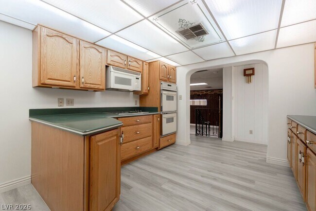 Building Photo - 5185 E Sun Valley Dr