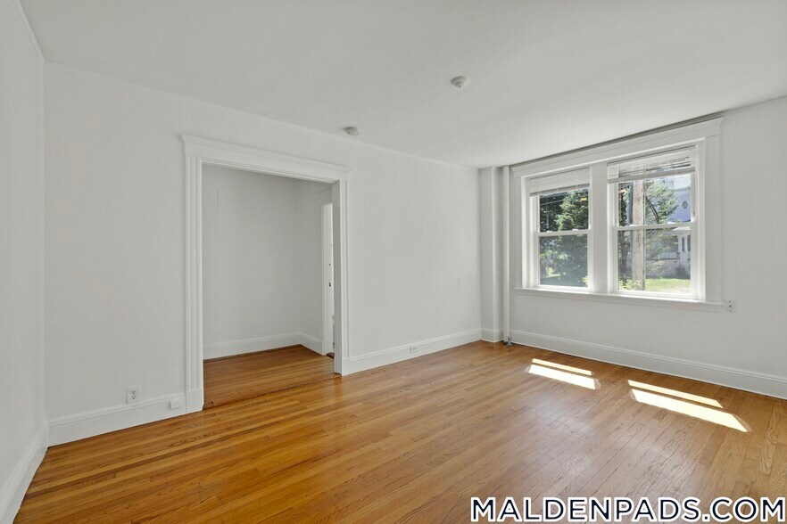 Building Photo - 172 Maple St