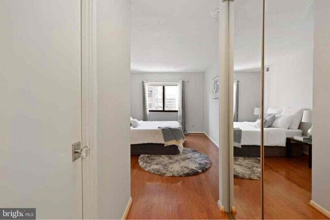 Building Photo - 900 N Stafford St