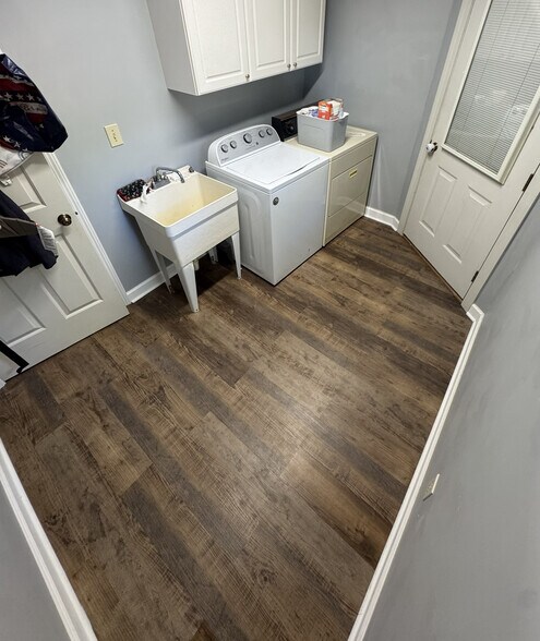 Building Photo - Room in Apartment on Knollwood Dr