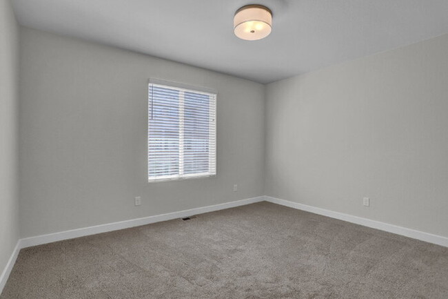 Building Photo - Modern 3-Bedroom Townhome – Conveniently L...