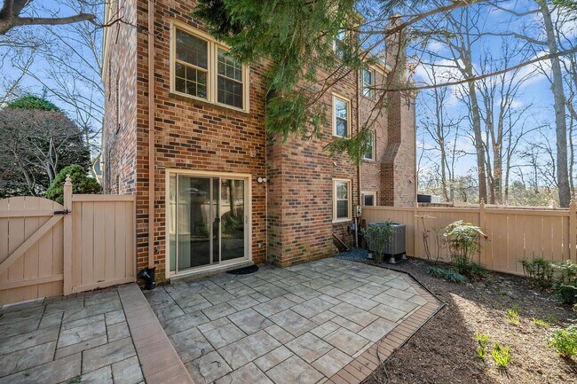 Building Photo - 4 Bedroom, 3.5 Bath Furnished Townhouse Available