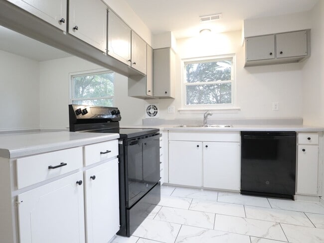 Building Photo - Newly Updated 3-Bed / 1.5-Bath Home with Deck