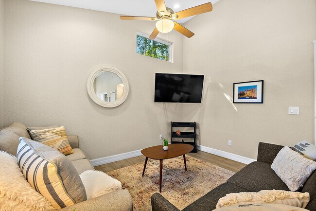 Building Photo - 104 Cedar St