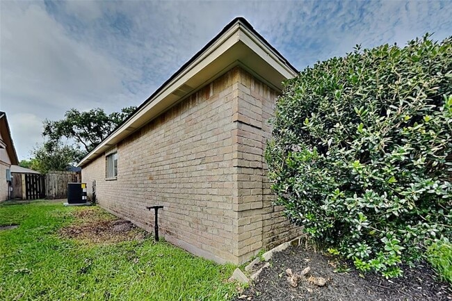 Building Photo - 1927 Hilton Head Dr