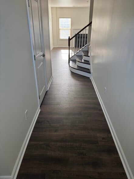 Building Photo - 1818 Fleetwood Dr