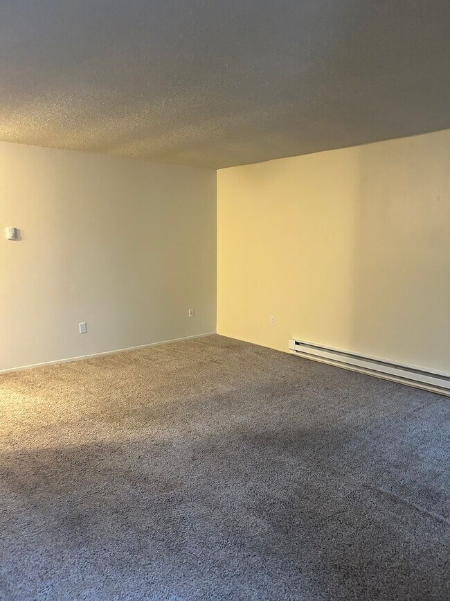 Building Photo - (858) Fox Fire - 2 Bedroom / 1 Bathroom