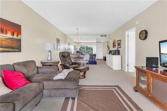 Building Photo - 3100 N Palm Aire Dr