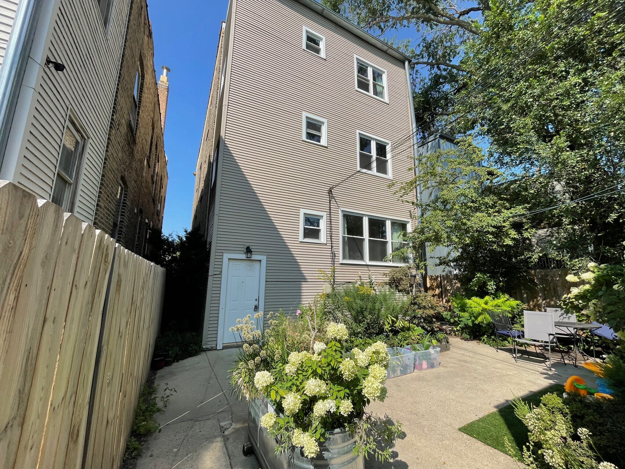 Building Photo - 1643 W Carmen Ave