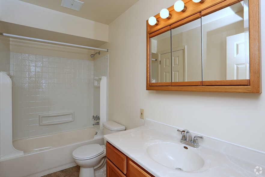 Bathroom - Robin Hill Apartments