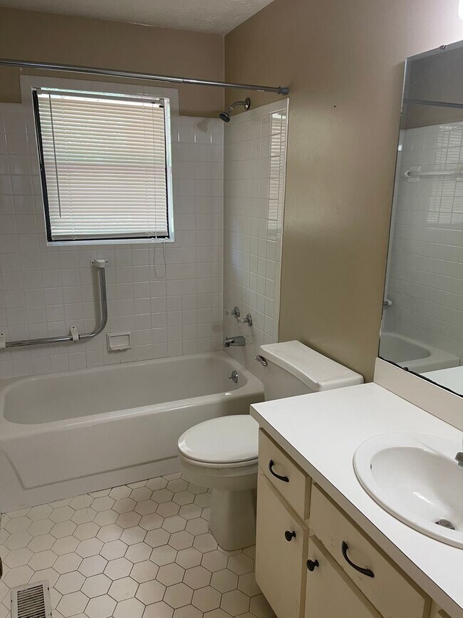 Building Photo - Hampton 1367-1369