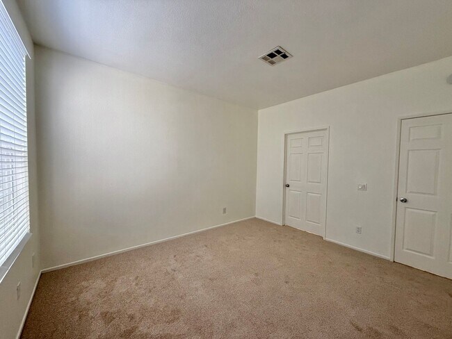 Building Photo - Spacious 2 Bedroom Condo in Sabre Springs!...