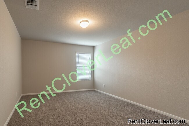 Building Photo - Available Now: 5 bed 3 Full bath