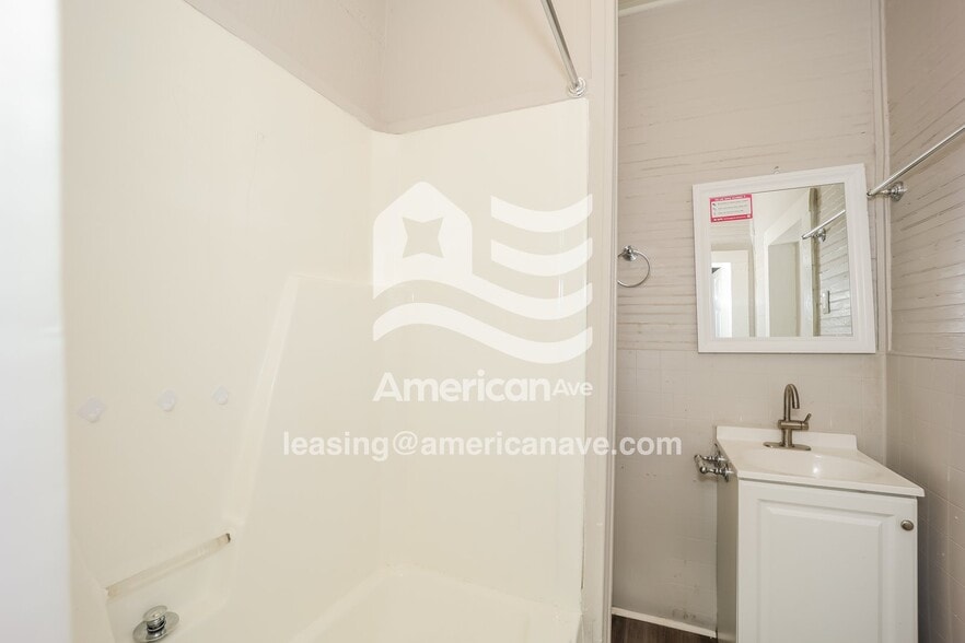 Building Photo - 610 De Groat St