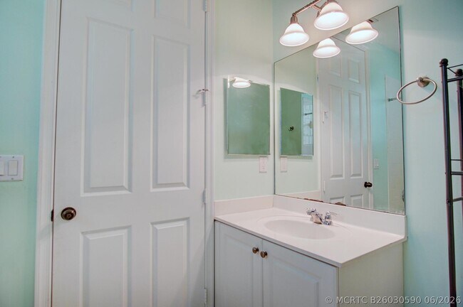 Building Photo - 1020 E Longport Cir