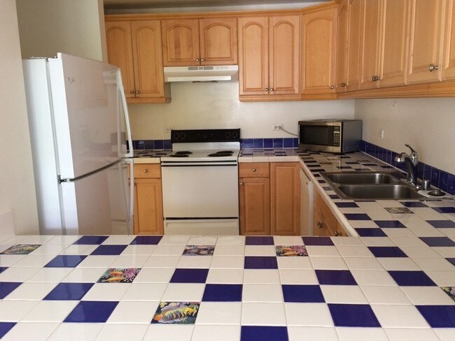 Building Photo - Mauna Luan 2BR/2BA/2PK Desirable End Unit