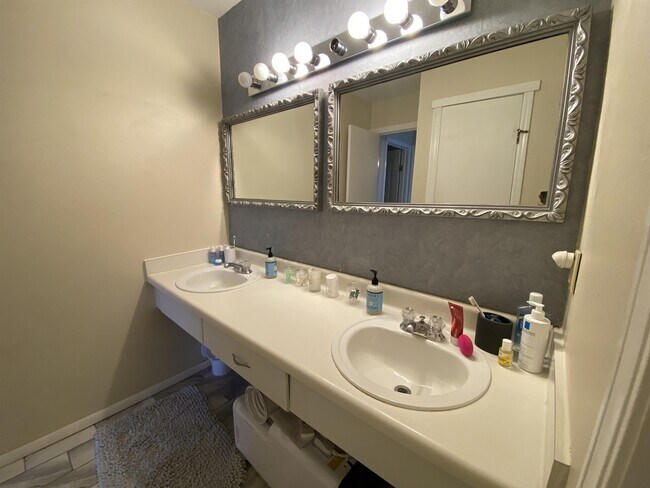 Building Photo - 809 Cardinal Creek Blvd